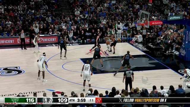 两大王牌球员的攻防博弈 字母哥篮下单吃东契奇随心所欲