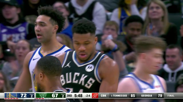 人形推土机 字母哥强顶三人冲入篮下一柱擎天