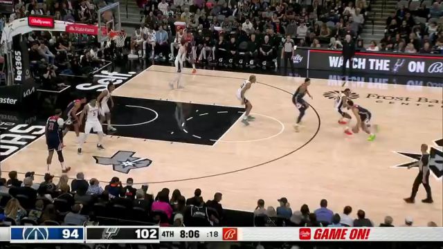 琼斯穿针引线人缝之间完成击地 库兹马直杀中路弹地而起