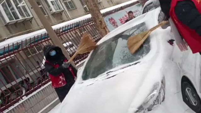 淄博:创意工具为居民爱车清雪