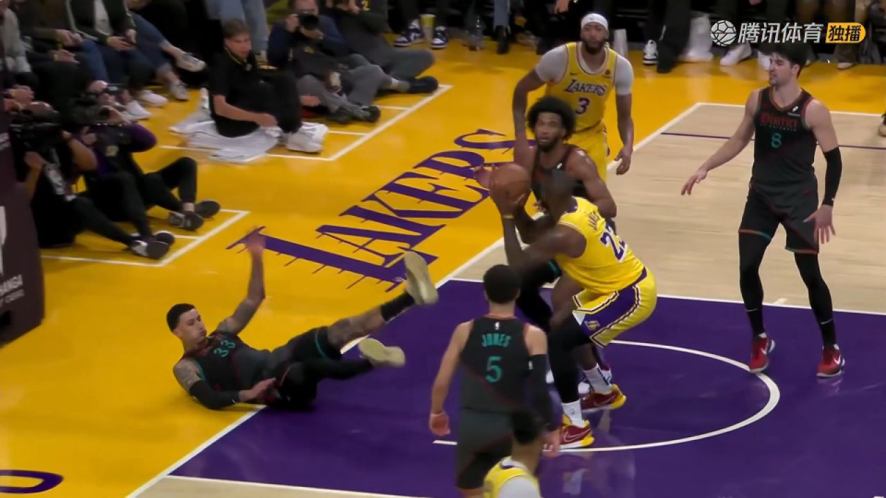争议吹罚!詹姆斯用肘撞开库兹马完成得分 明显进攻犯规裁判无视