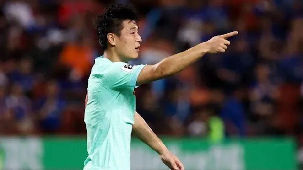武磊双响失点赛后表情低落,四个字概括国足表现,强调平新加坡非教练