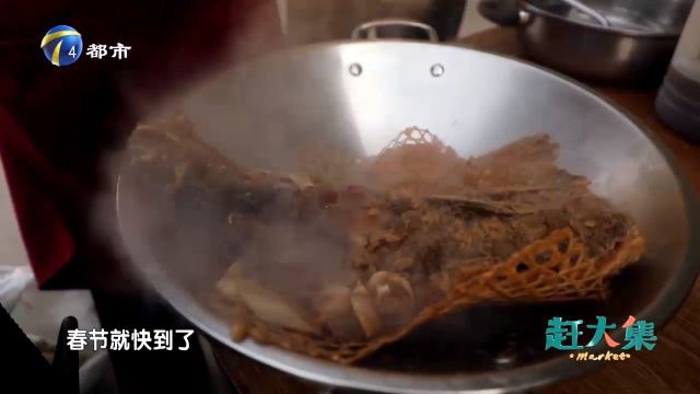 大锅炖鱼,做法看似粗犷简单,但香气四溢,引人食欲!