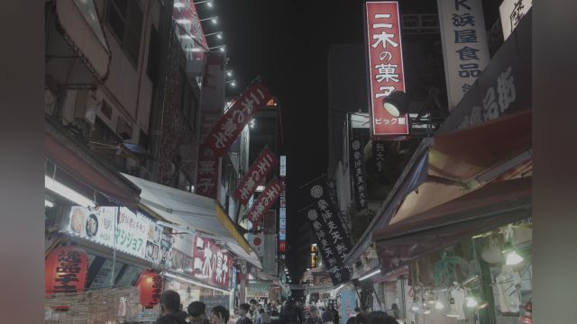 《东京之夜:时光胶片下的闪烁街景》 日本东京上野アニヤ横丁