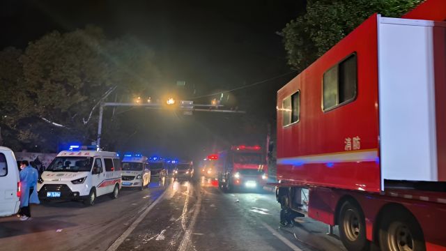 江西新余市渝水区一沿街店铺地下一层发生火灾,已造成25人遇难