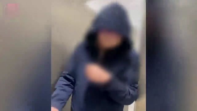 陕西一男子女厕所偷拍被抓现行后狂奔逃离警方已介入