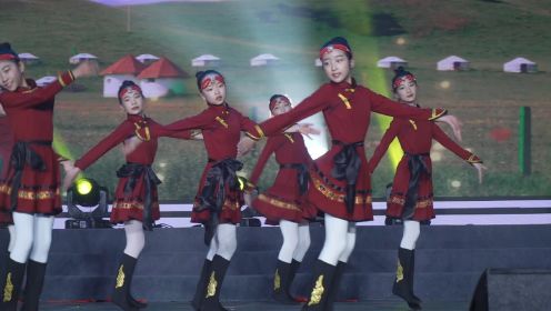 飞扬艺校蒙古族舞蹈《白马》