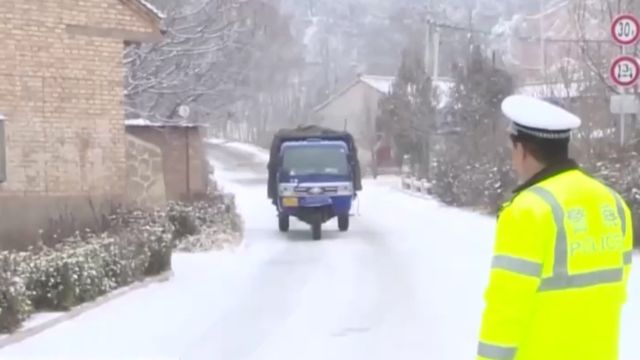 甘肃东部迎来大范围降雪,交通部门全力确保春运安全