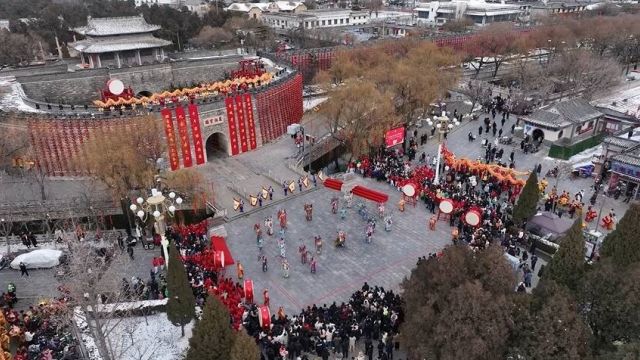 曲阜:来孔府过大年 喜庆祥和游客“点赞”