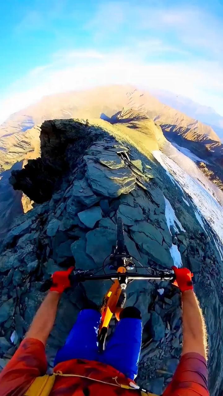 保持热爱,只要全力以赴#极限运动 #山地车速降#悬崖骑行 #专业动作