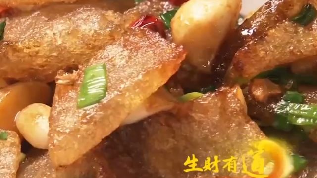 当地特产“水晶豆腐”,使用芋头粉做成,口感酥脆十分可口