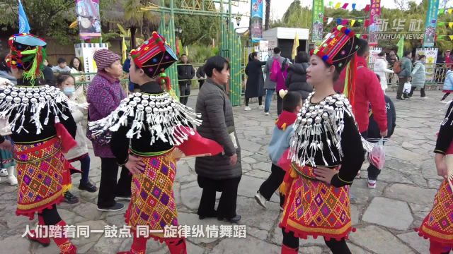 近万名游客在云南民族村欢度龙年首日