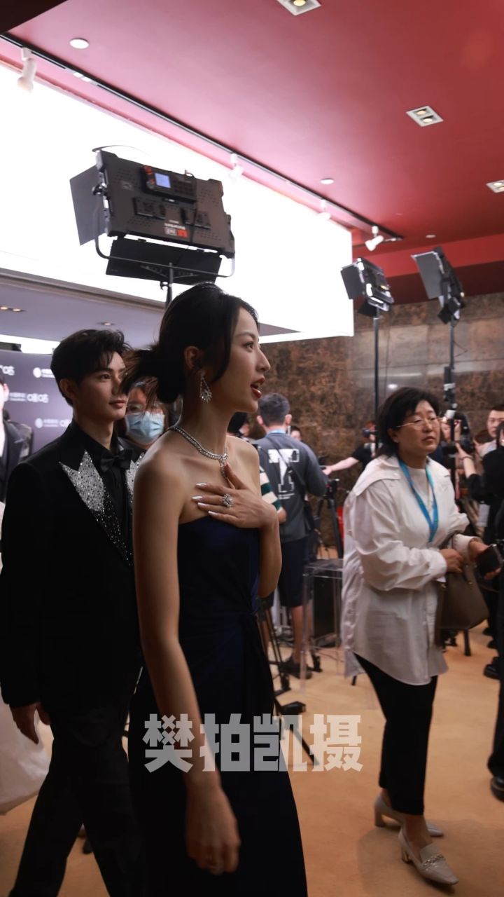 周雨彤 周姐的气质绝了,和龚俊走一起绝搭!