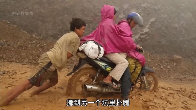 泥泞的道路让司机举步维艰