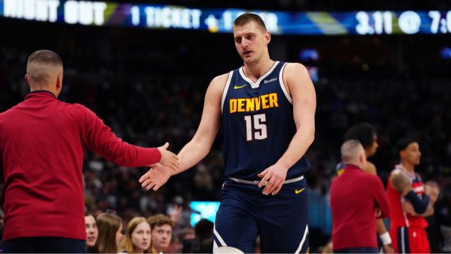 约基奇10投全中砍下大号三双！一战狂刷四大纪录：超张伯伦+联盟近40年来首人