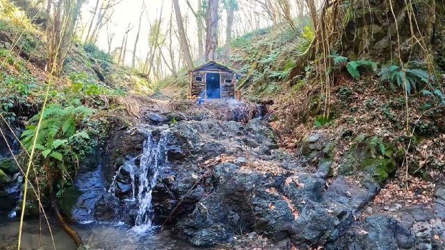 建造在山间的温馨小屋,天然的澡堂子你喜欢吗?