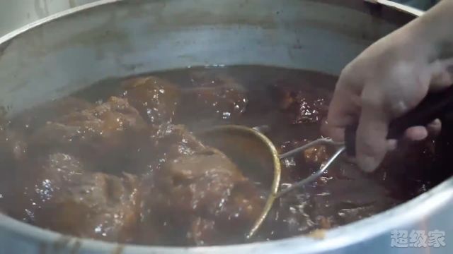 精湛手艺打造鲜美牛肉面 辣油独特香醇 每碗都是味蕾上的艺术#街头美食 #牛肉面 #抖音美食 #兰州牛肉面