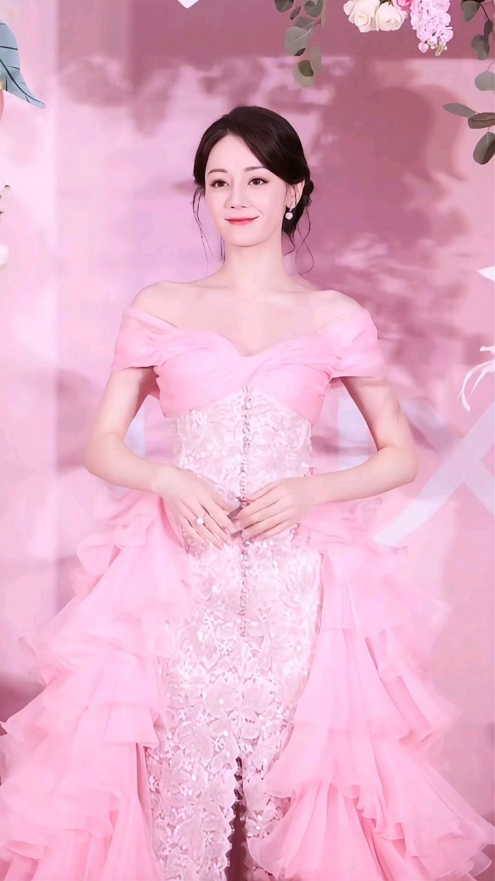 迪丽热巴一袭粉色长裙,裙摆轻盈飘逸,宛如仙女下凡