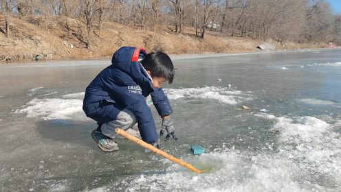 姜昊博在青龙湾冰上玩