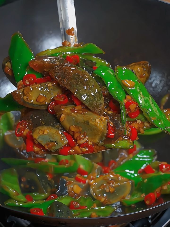今日份如何做青椒炒皮蛋|皮蛋别总是拿来凉拌了,都吃腻了,像我这样做