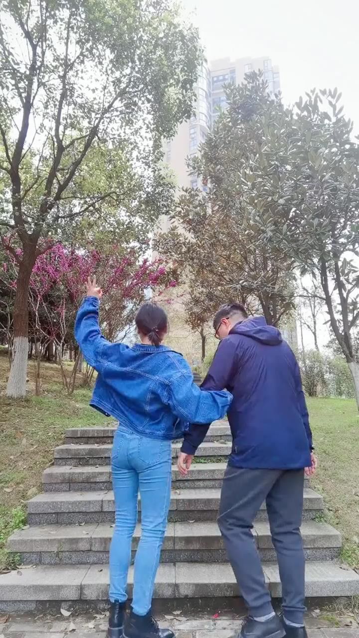 人生就是一个个台阶地走,站得越高,视野越广,让我们手牵手,肩并肩,心