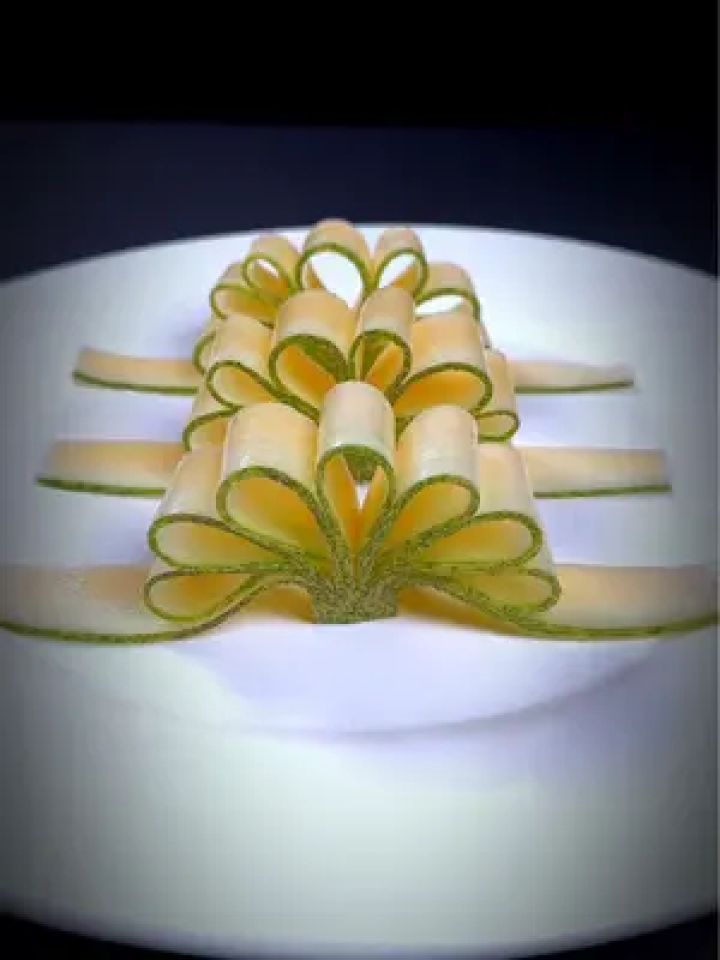 哈密瓜做成吃不起的样子#摆盘技巧 #吃出仪式感 #厨师 #刀工 #哈密瓜