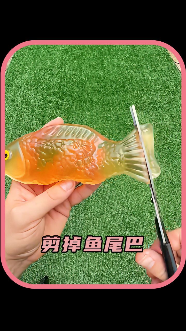 男人剪掉鱼的尾巴,然后把水龙头塞进去