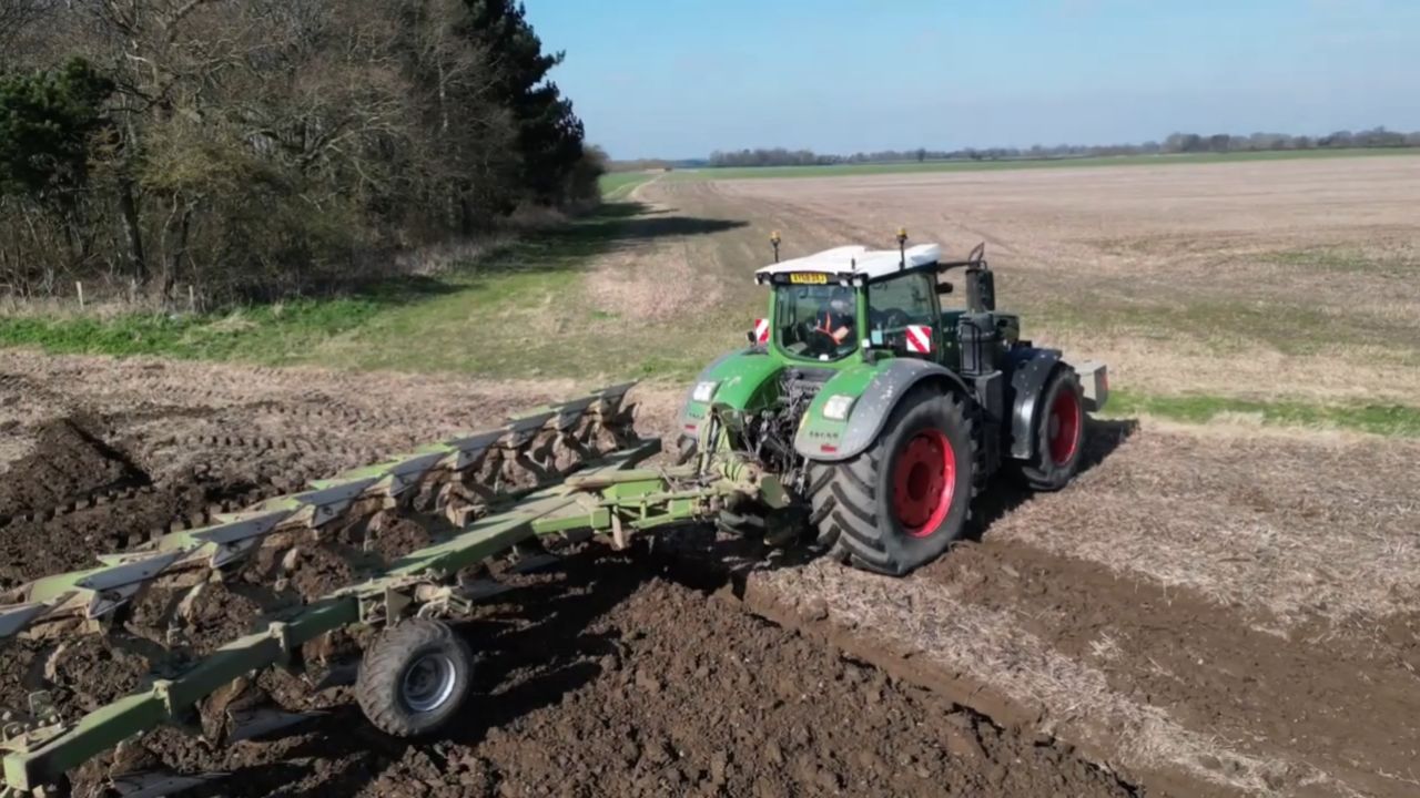 芬特1050拖拉机带九铧犁震撼犁地!