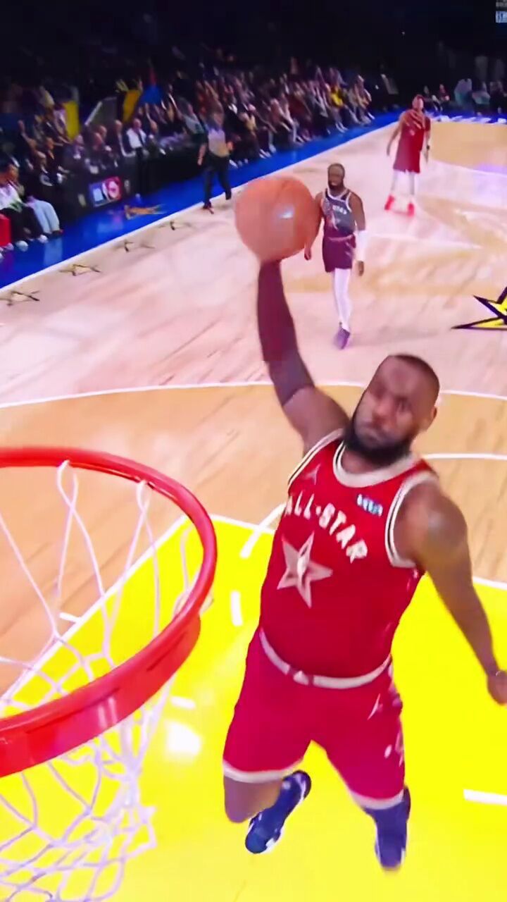 詹姆斯接球突破滑翔拉弓战斧劈扣点燃全场 #詹姆斯战斧劈扣 #2024nba