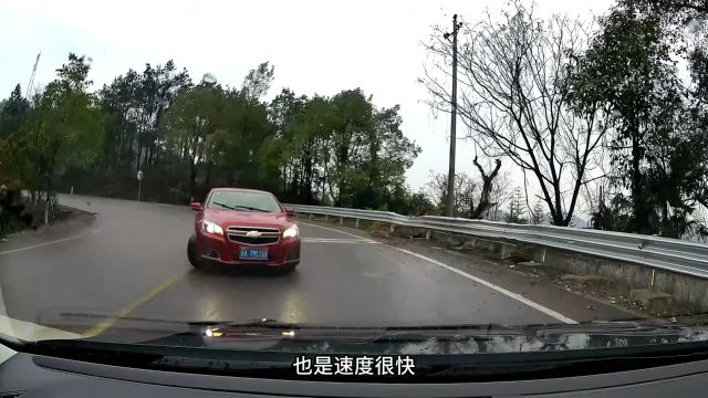 道路湿滑弯道推头,别人都没事就你俩出事,明显是弯道开快了