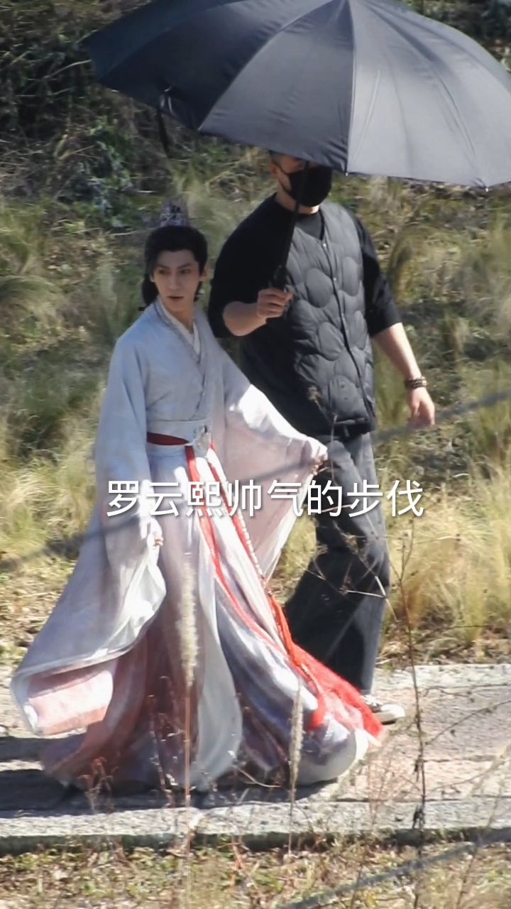 罗云熙太瘦了好小只呀,和助理形成了鲜明的对比!