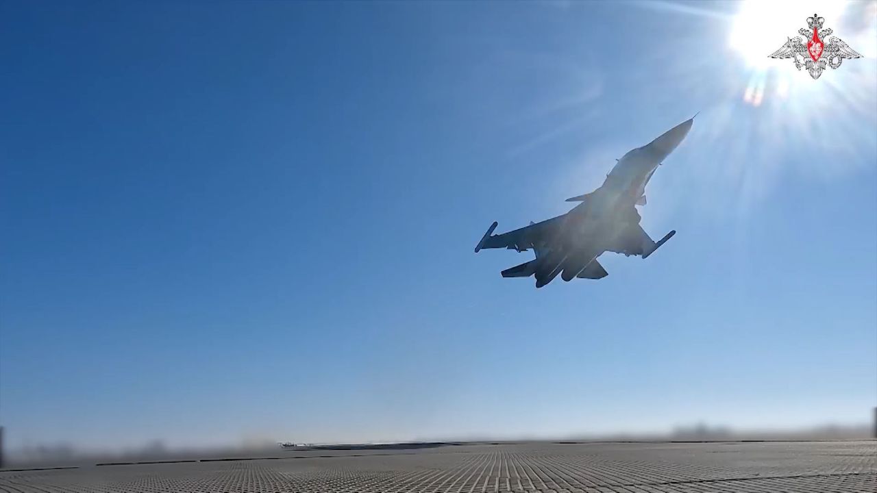 冲破云霄!俄军苏34战机呼啸起飞 高空投掷航空炸弹轰炸乌军指挥所