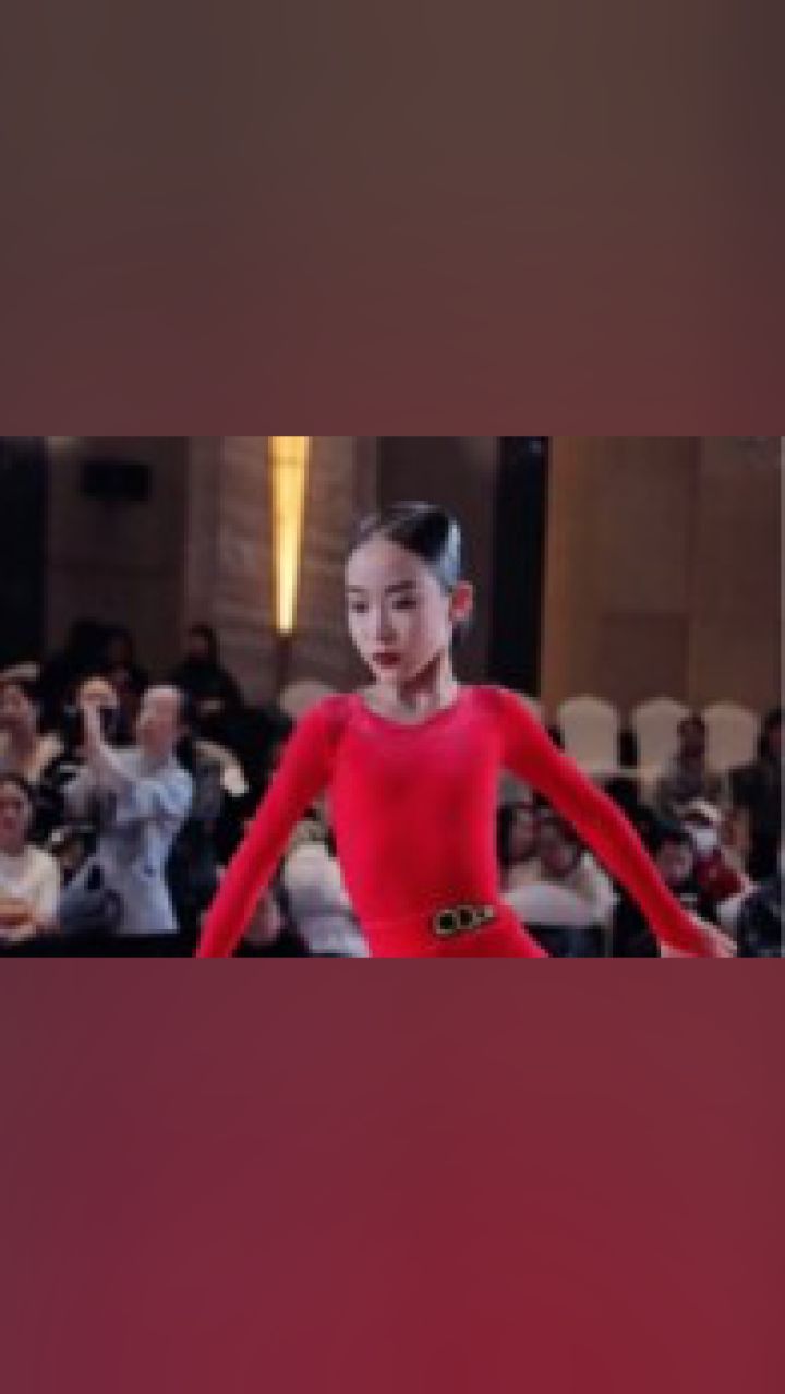 自信大方的样子美呆了,自带光环的拉丁女孩乔乔