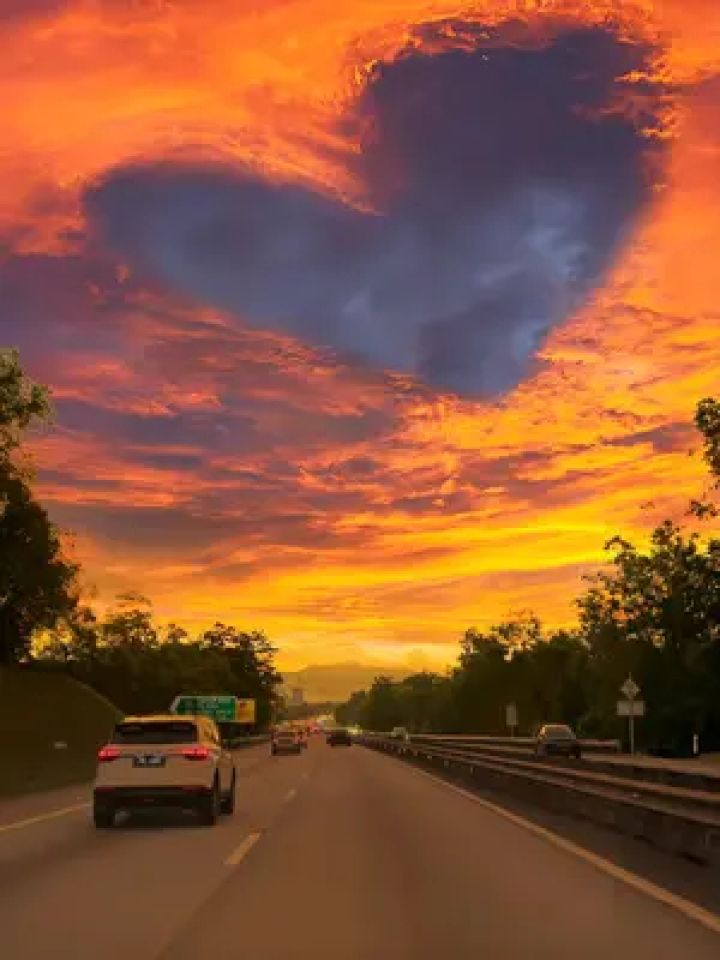 这么浪漫的爱心晚霞 当然要艾特最最最可爱的女孩子来看啦.