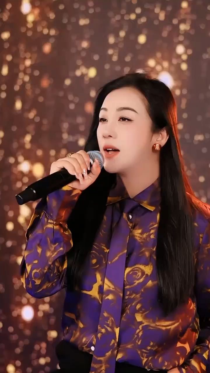 张冬玲演唱新歌《爱情着了火》,这音色绝了