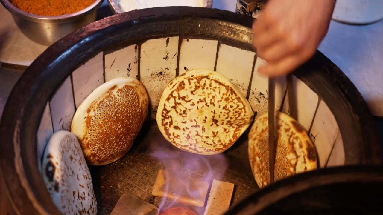 四川达州,渠县三汇镇吃比脸还大的锅盔,7元一个,加上凉粉太爽了