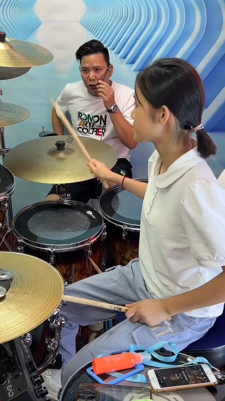 一转眼这小姑娘渐渐长大了,记录着成长过程,园园努力加油#架子鼓