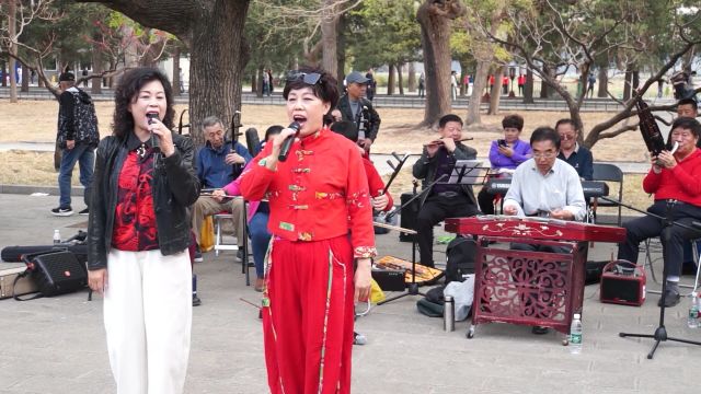 女声二重唱电影《洪湖赤卫队》插曲《手拿碟儿敲起来》,北京天坛琴之声乐队伴奏