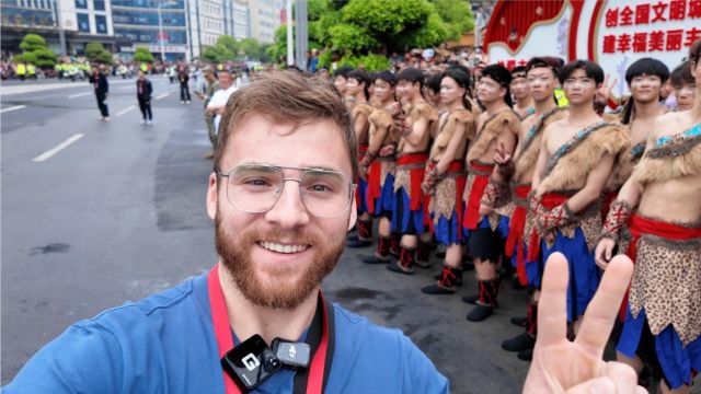 庙会还能这么玩?美国博主在重庆丰都过狂欢节