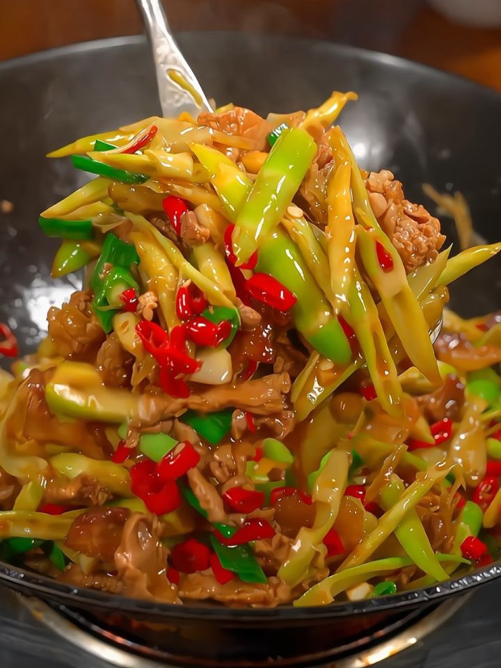 抓住春天的尾巴各种吃笋,今天炒个香辣下饭的竹笋炒肉#家常菜