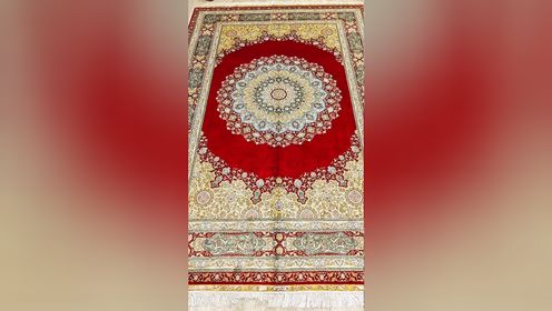 红色波斯风手工真丝地毯采用经典的波斯大奖章设计，与细腻丝滑的真丝材质相结合，让地毯凸显华丽而古典的美感。