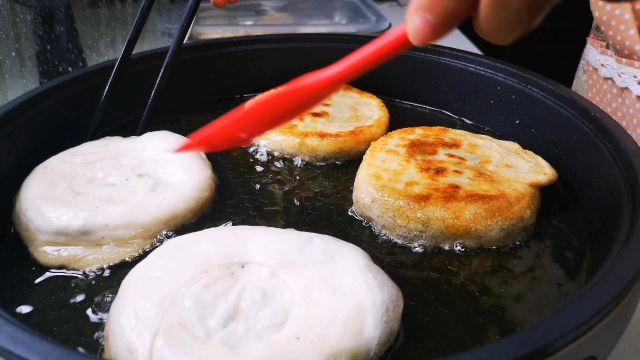 香酥牛肉饼,外皮酥脆,馅料鲜嫩多汁,葱香浓郁,咬一口,太香啦