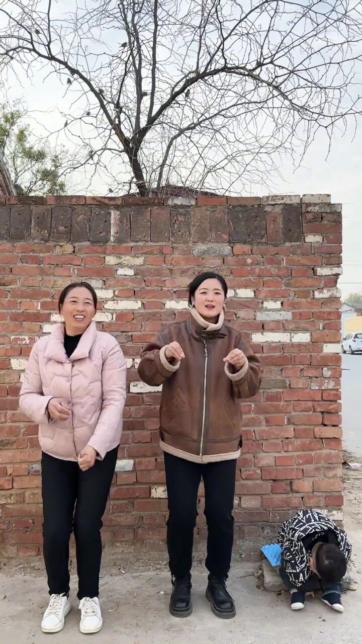 晨晨的农村事: 婆媳两个虽然跳的不好看,但是还是挺有默契的吧,这旁边