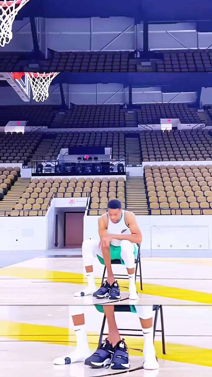 有点凌乱了字母哥在穿球鞋飞跃暴扣字母哥的又是谁扣篮