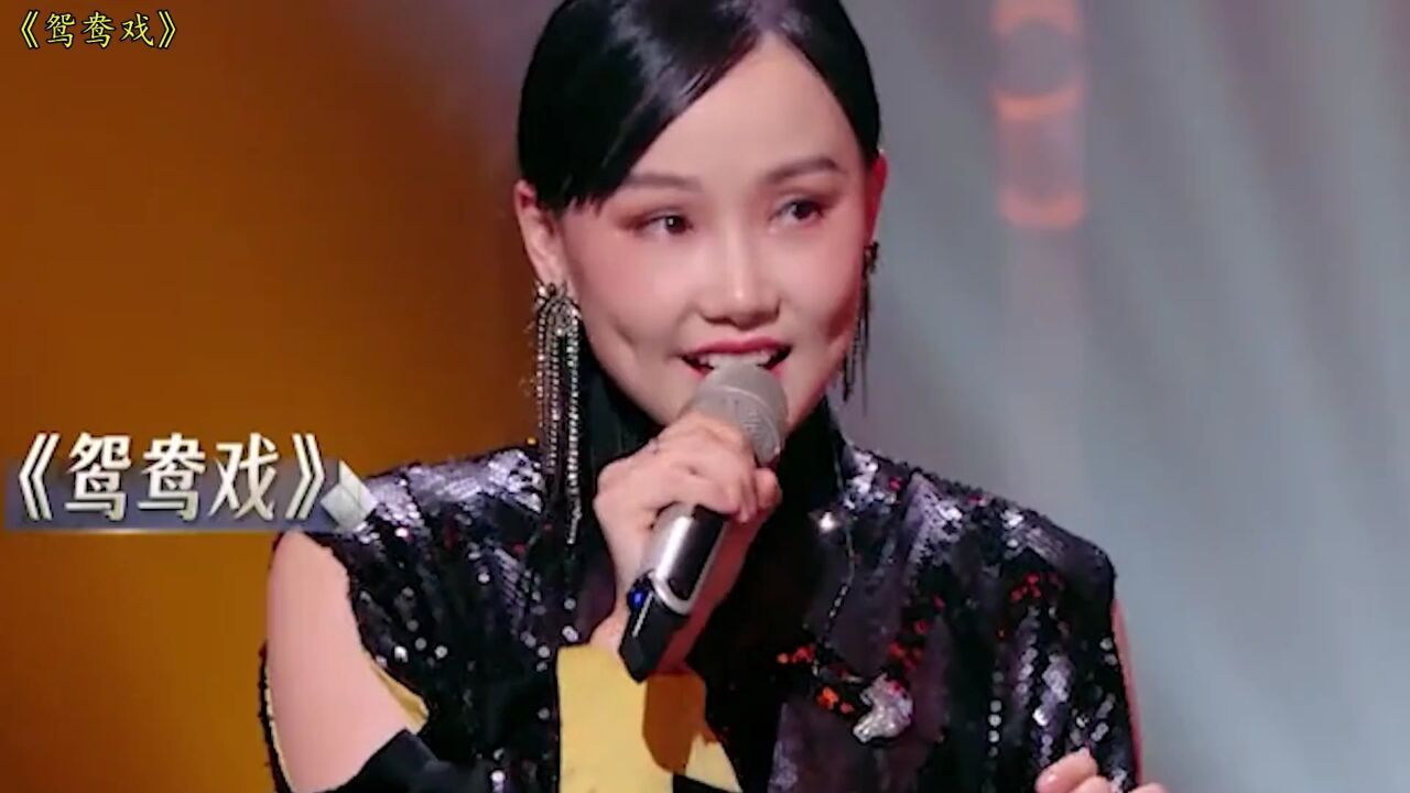 黄龄的嗓音有多绝?跟梁龙同台合唱太惊艳,网友:双向奔赴的病情