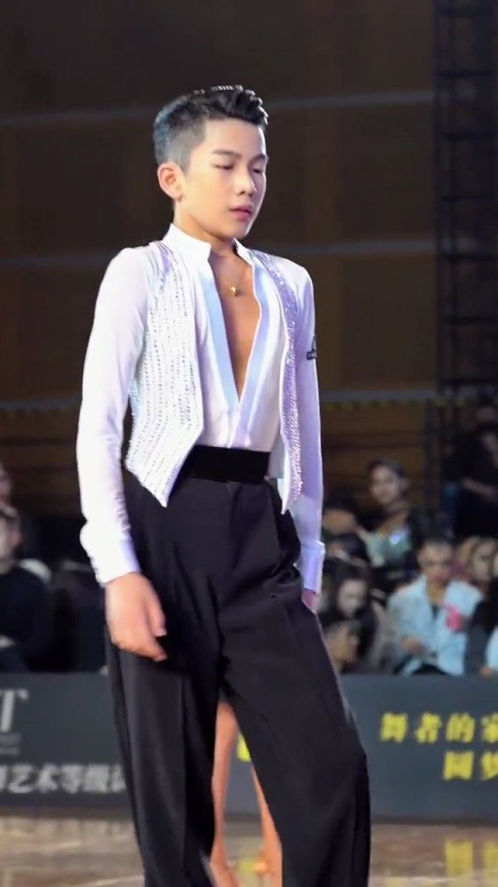帅气的佑佑气场满满,随便摆个造型就能hold住全场