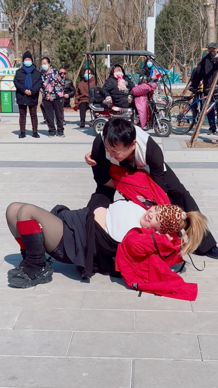 这俩活宝 跳的好嗨 小姐姐好美