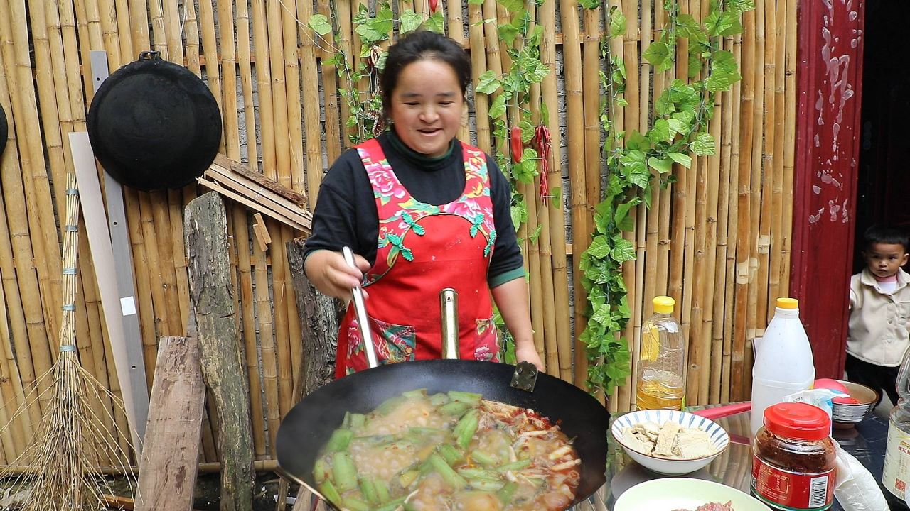 苗大姐花500元买新灶,烧一锅酸汤角角鱼,拌饭超级酸爽