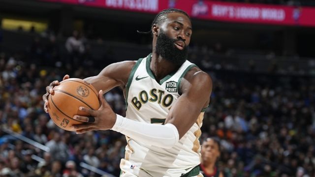 篮筐被打歪了！凯尔特人三分35中8失准 三大首发16中1太铁