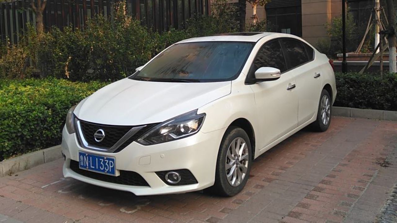 白色第十三代日产轩逸